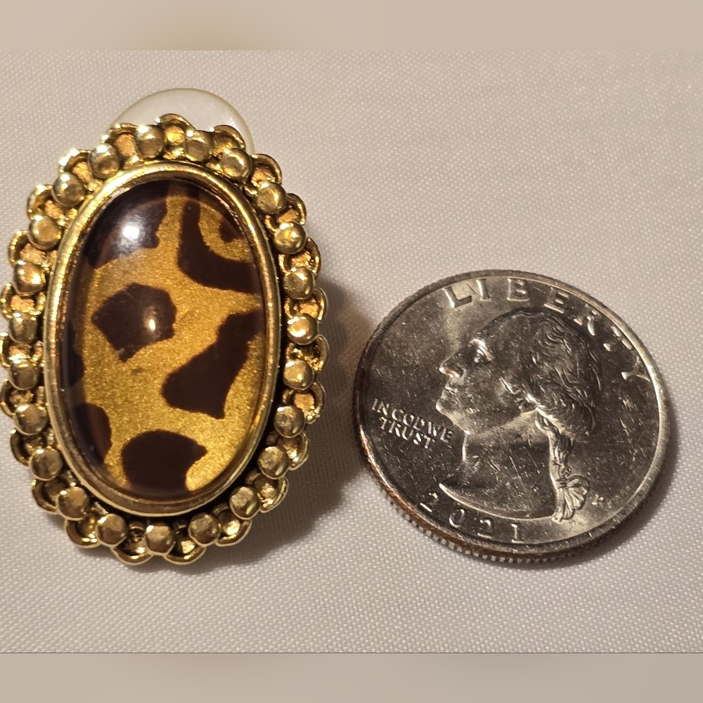 Vintage gold-tone stud earrings with  leopard animal print pattern - Picture 2 of 3